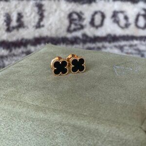 Van cleef & Arpels black stud earrings 💟